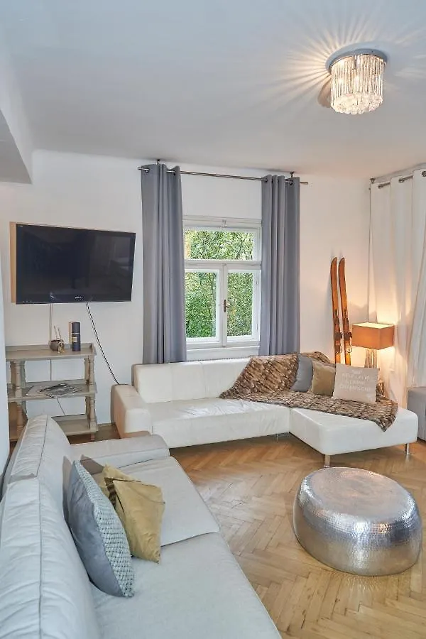 Family Wellhouse Green Garden Direct In Salzburg, Sunny Big Garden, Up To 16 Pax, Bikes For Free, Bbq, Sunbeds, Parking For Free, 15 Min Sound Of Music 0*, Salisburgo