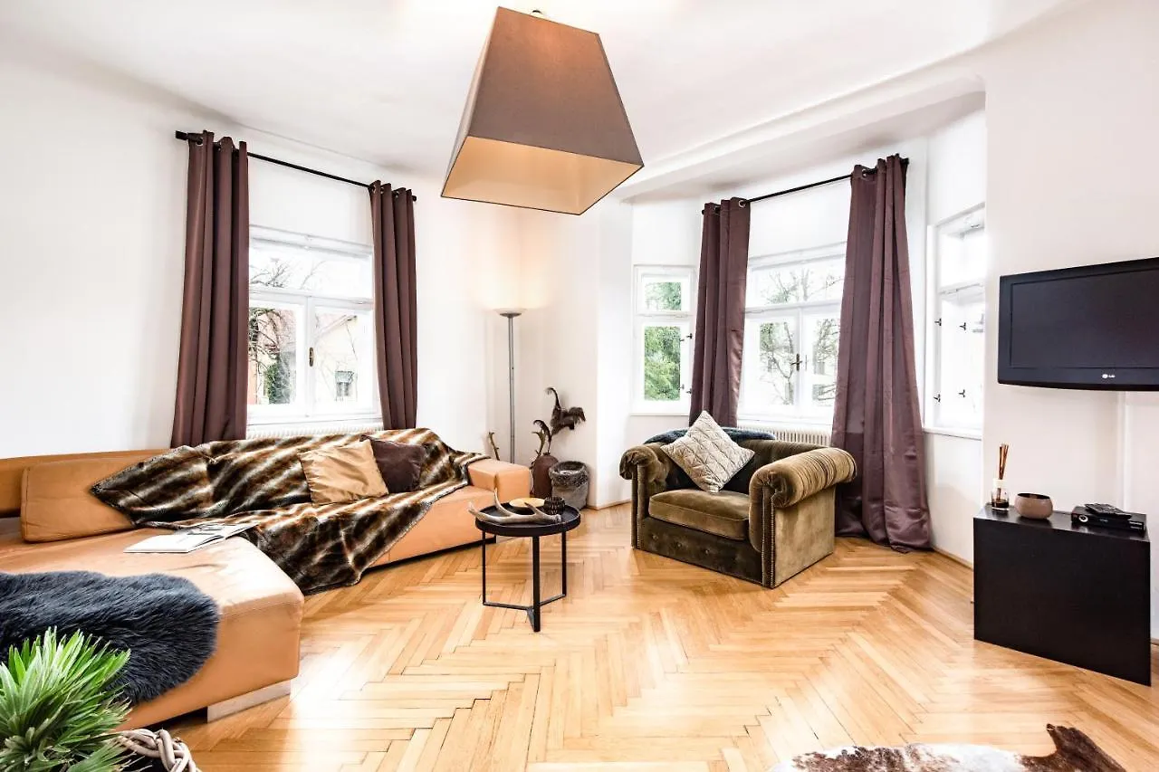 Family Wellhouse Green Garden Direct In Salzburg, Sunny Big Garden, Up To 16 Pax, Bikes For Free, Bbq, Sunbeds, Parking For Free, 15 Min Sound Of Music Villa