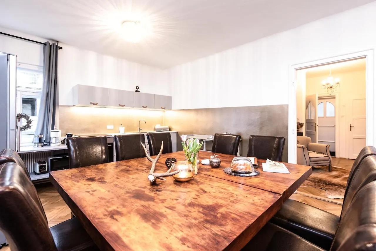 Family Wellhouse Green Garden Direct In Salzburg, Sunny Big Garden, Up To 16 Pax, Bikes For Free, Bbq, Sunbeds, Parking For Free, 15 Min Sound Of Music